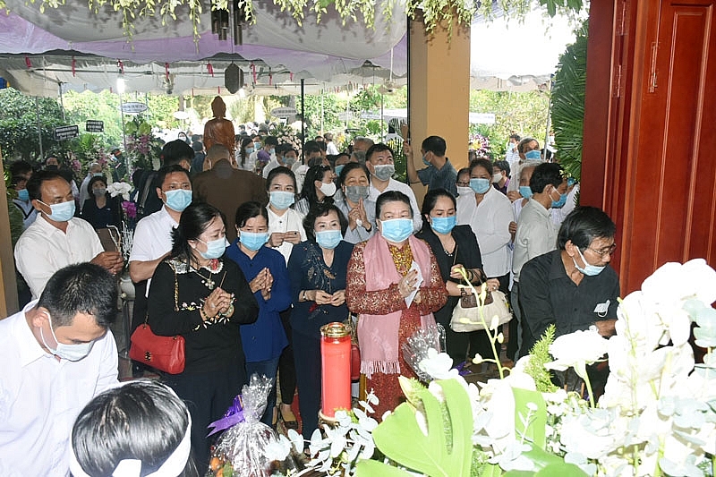 Nhiều người dân đến tiễn biệt nguyên Phó Thủ tướng Trương Vĩnh Trọng.