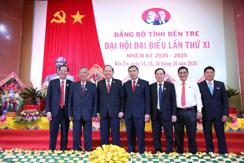 Nguyên Phó Thủ tướng Trương Vĩnh Trọng (thứ hai từ trái sang) cùng Phó Thủ tướng Thường trực Chính phủ Chính phủ Trương Hòa Bình (thứ ba từ trái sang) và các đại biểu tại Đại hội Đảng bộ tỉnh Bến Tre tháng 10/2020. Ảnh: VGP
