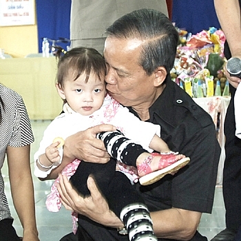 Các cháu nhỏ mồ côi, chịu thiệt thòi luôn nhận được tình thương yêu trìu mến như một người ông của Phó Thủ tướng Trương Vĩnh Trọng. Ảnh: VGP