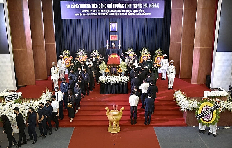 Đoàn người vào viếng linh cữu nguyên Phó thủ tướng chính phủ Trương Vĩnh Trọng.