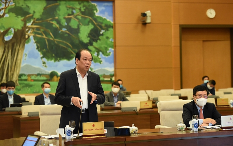 Bộ trưởng, Chủ nhiệm VPCP Mai Tiến Dũng báo cáo trước UBTVQH. Ảnh: VGP/ Lê Sơn