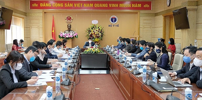 GS. TS Nguyễn Thanh Long, Bộ trường Bộ Y tế chủ trì buổi làm việc với đại diện Tổ chức Y tế Thế giới (WHO) và Quỹ Nhi đồng Liên Hiệp Quốc (UNICEF) tại Việt Nam về vắc xin phòng COVID-19. 