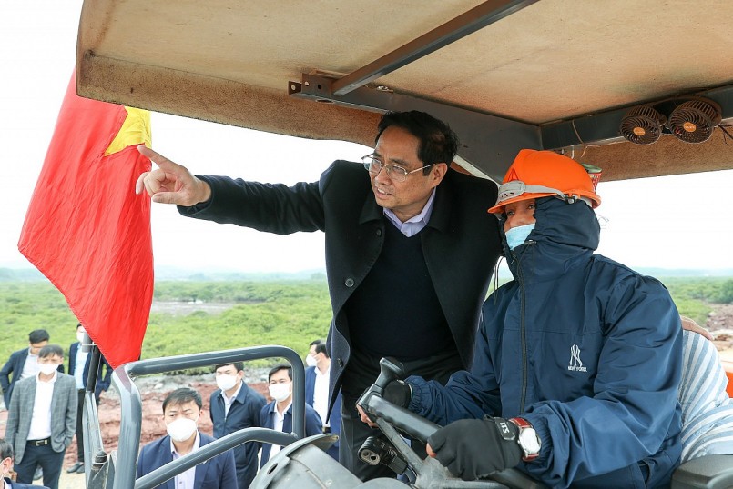 Thủ tướng trực tiếp lên phương tiện đang thi công trên tuyến Vân Đồn-Tiên Yên để thăm hỏi, động viên và tặng quà cho công nhân làm việc tại công trường ngày 26/1/2022