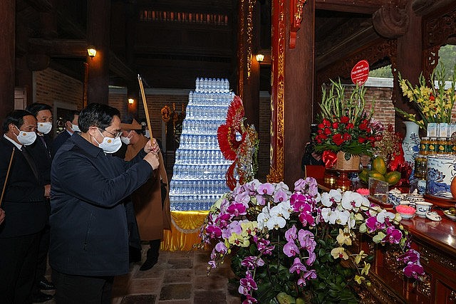 Thủ tướng Phạm Minh Chính và đoàn công tác dâng hoa, dâng hương tại Đền Chung Sơn - nơi thờ gia tiên Chủ tịch Hồ Chí Minh tại núi Chung, xã Kim Liên, huyện Nam Đàn.