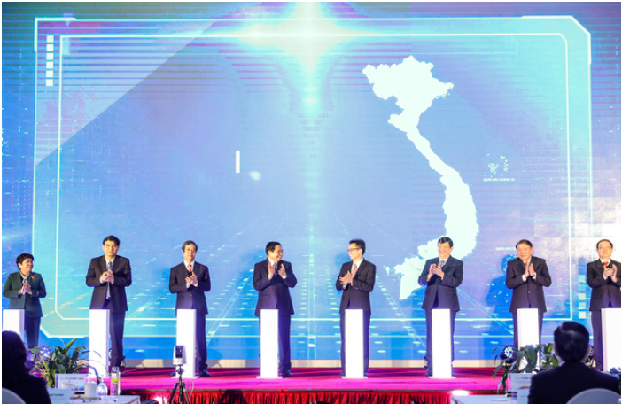 Thủ tướng Phạm Minh Chính và các đại biểu thực hiện nghi thức công bố Chương trình - Ảnh: VGP/Nhật Bắc