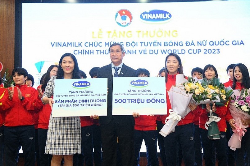  Đại diện Vinamilk trao thưởng cho đội tuyển bóng đã nữ quốc gia khi lọt vào World cup 2023