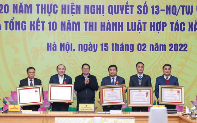 Thủ tướng trao Huân chương Lao động hạng 3 cho tập thể và các cá nhân có thành tích xuất sắc trong thực hiện Nghị quyết 13 - Ảnh: VGP/Nhật Bắc