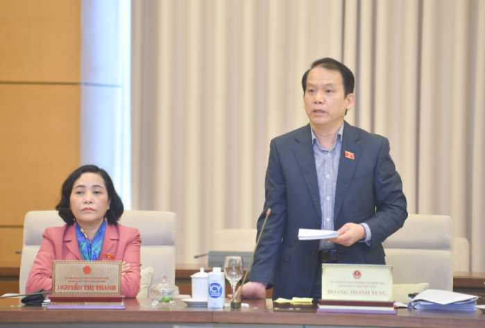 Chủ nhiệm Ủy ban Pháp luật Hoàng Thanh Tùng phát biểu tại phiên họp 