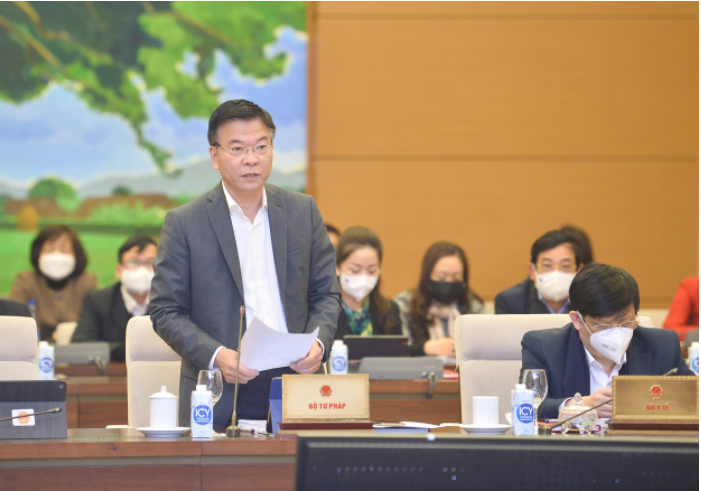 Thay mặt Chính phủ, Bộ trưởng Bộ Tư pháp Lê Thành Long trình bày Tờ trình đề nghị bổ sung dự án Luật Khám bệnh, chữa bệnh (sửa đổi) vào Chương trình xây dựng luật, pháp lệnh năm 2022