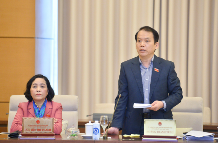 Chủ nhiệm Ủy ban Pháp luật của Quốc hội Hoàng Thanh Tùng trình bày Báo cáo thẩm tra  đề nghị bổ sung dự án Luật Khám bệnh, chữa bệnh (sửa đổi) vào Chương trình xây dựng luật, pháp lệnh năm 2022