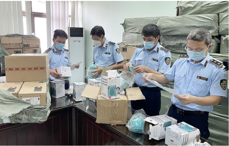 Lực lượng chức năng kiểm tra các sản phẩm vật tư, thiết bị y tế sau khi tạm giữ của một cửa hàng kinh doanh trên địa bàn xã Phù Lỗ (huyện Sóc Sơn), ngày 1-9.