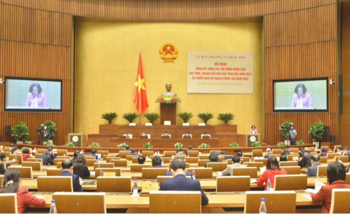 Trưởng Ban Công tác đại biểu Nguyễn Thị Thanh trình bày Báo cáo tổng kết tình hình tổ chức và hoạt động của Hội đồng nhân dân các tỉnh, thành phố trực thuộc trung ương