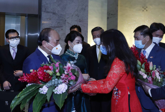 Đại sứ Mai Phước Dũng cùng cán bộ, nhân viên Đại sứ quán Việt Nam tại Singapore đón Chủ tịch nước Nguyễn Xuân Phúc tại sân bay quốc tế Changi.