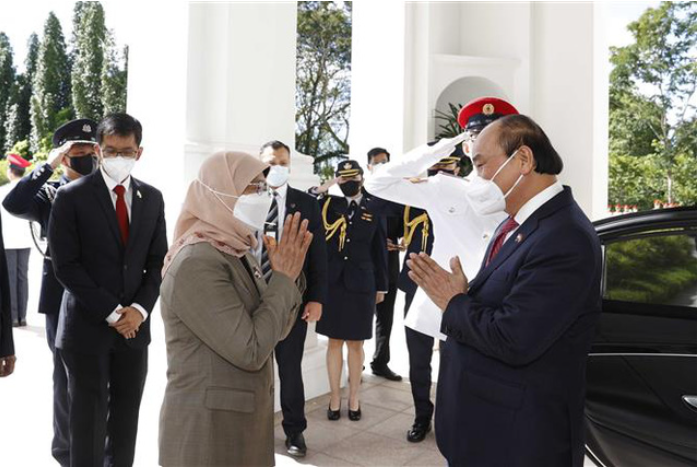 Tổng thống Cộng hòa Singapore Halimah Yacob đón Chủ tịch nước Nguyễn Xuân Phúc thăm cấp Nhà nước tới Singapore - Ảnh TTXVN