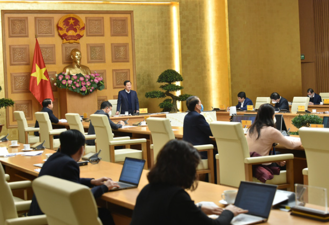 Phó Thủ tướng yêu cầu Bộ Công Thương tiếp tục triển khai giải pháp bảo đảm đủ xăng dầu phục vụ nhu cầu sản xuất, kinh doanh và đời sống nhân dân - Ảnh VGP/Quang Thương