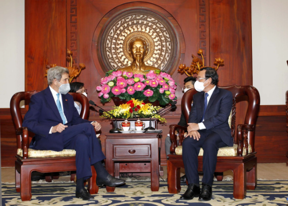 Bí thư Thành ủy Thành phố Hồ Chí Minh Nguyễn Văn Nên tiếp ông John Kerry, Đặc phái viên của Tổng thống Hoa Kỳ về Biến đổi khí hậu. (Ảnh: Thanh Vũ/TTXVN)