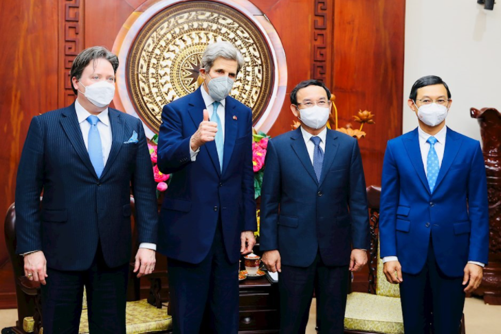 Đồng chí Nguyễn Văn Nên cùng các đại biểu chụp ảnh lưu niệm với ông John Kerry