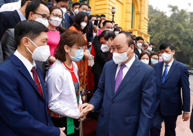 Chủ tịch nước Nguyễn Xuân Phúc gặp mặt cán bộ y tế tiêu biểu toàn quốc. (Ảnh: Thống Nhất/TTXVN)