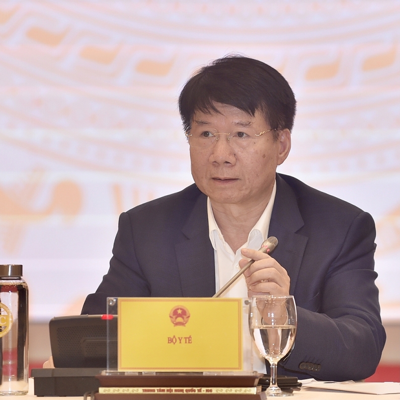Thứ trưởng Bộ Y tế Trương Quốc Cường trả lời câu hỏi liên quan đến vaccine phòng COVID-19. Ảnh: Nhật Bắc
