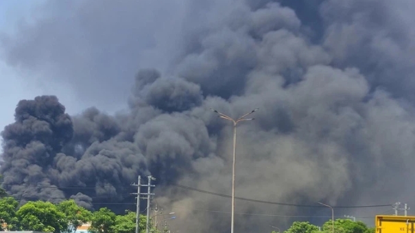 Bình Dương: Cháy lớn tại nhà máy Tôn Hoa Sen