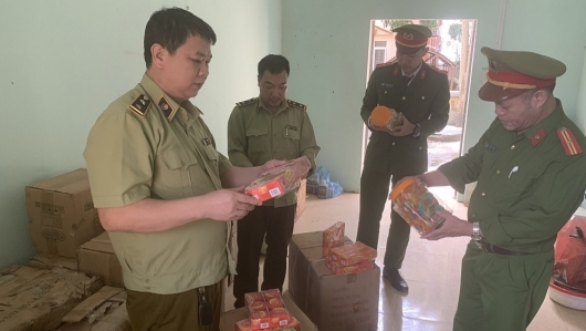 Lào Cai: Bắt giữ hàng trăm hộp kẹo không hóa đơn, chứng từ