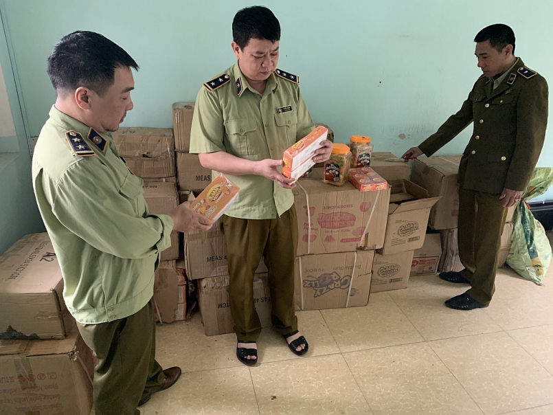 Lào Cai: Bắt giữ hàng trăm hộp kẹo không hóa đơn, chứng từ