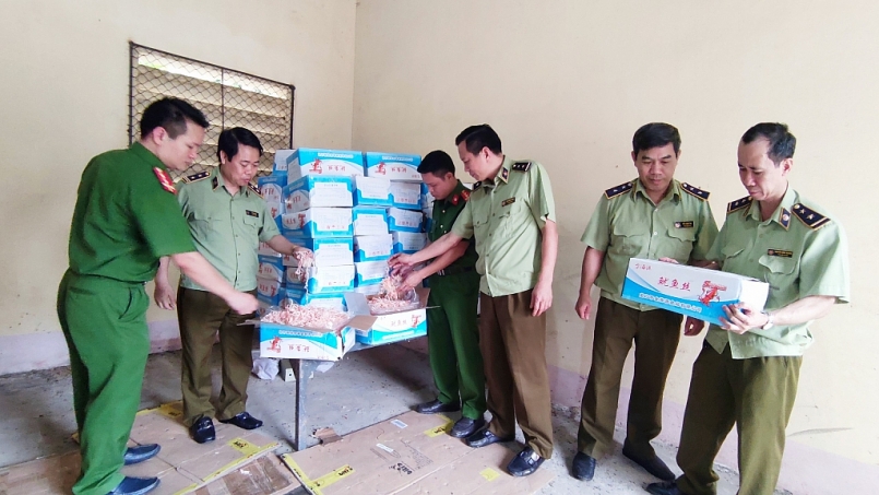 Lào Cai: Chặn đứng 350 kg Mực khô ăn liền nhập lậu