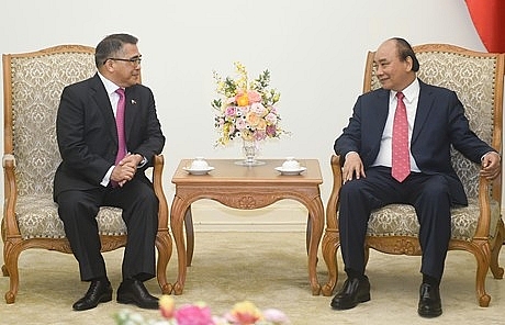 Thủ tướng Nguyễn Xuân Phúc tiếp Đại sứ Philippines Meynardo Los Banos Montealegre. Ảnh: VGP/Quang Hiếu