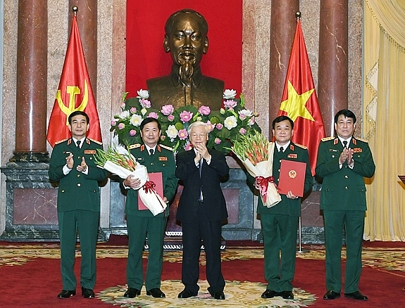 Tổng Bí thư, Chủ tịch nước Nguyễn Phú Trọng, Đại tướng Lương Cường, Thượng tướng Phan Văn Giang chúc mừng Thượng tướng Hoàng Xuân Chiến và Thượng tướng Lê Huy Vịnh.