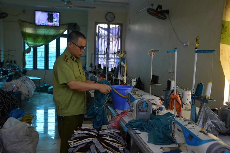 Hưng Yên: Tiếp tục phát hiện ‘thủ phủ’ sản xuất quần áo giả mạo nhãn hiệu