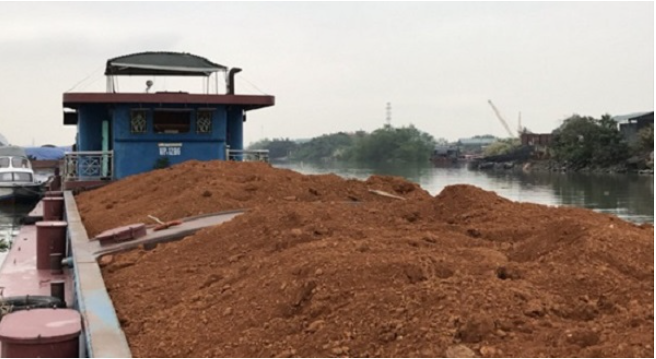 Quảng Ninh: Tạm giữ tàu vận chuyển khoảng 700 tấn quặng không rõ nguồn gốc