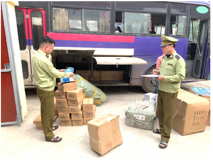 Lực lượng QLTT Lạng Sơn kiểm tra số hàng hóa trên xe ô tô
