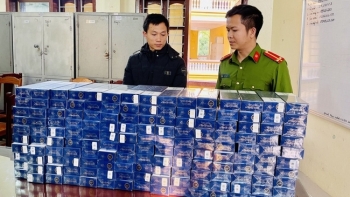 Thanh Hóa: Bắt giữ đối tượng vận chuyển 1.600 bao thuốc lá lậu trên xe taxi
