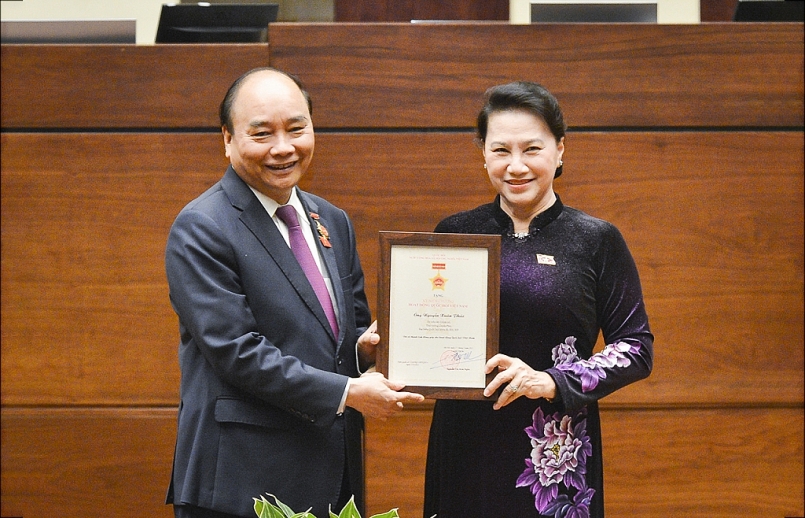 Chủ tịch Quốc hội Nguyễn Thị Kim Ngân trao tặng Thủ tướng Nguyễn Xuân Phúc Kỷ niệm chương hoạt động Quốc hội Việt Nam