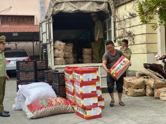 Hà Giang: Bắt lô 500kg lương thực, thực phẩm nhập lậu