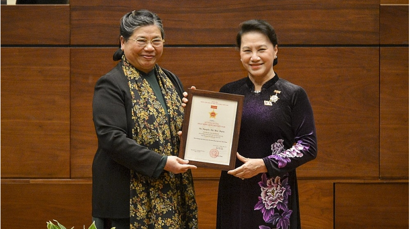 Phó Chủ tịch Thường trực Quốc hội Tòng Thị Phóng trao Kỷ niệm chương hoạt động Quốc hội cho Chủ tịch Quốc hội Nguyễn Thị Kim Ngân