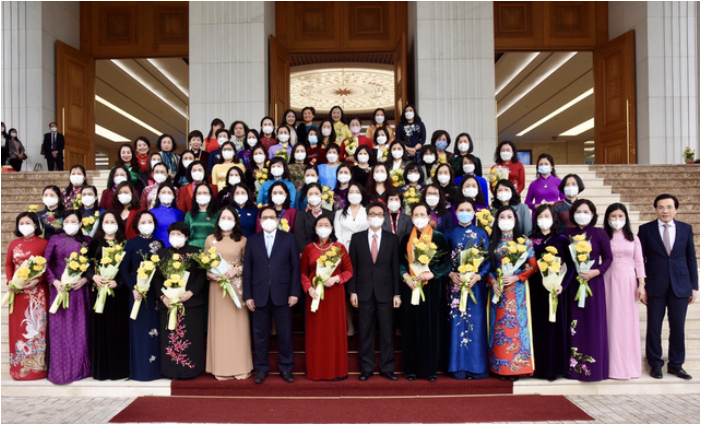 Thủ tướng Phạm Minh Chính, Phó Thủ tướng Vũ Đức Đam và các nữ lãnh đạo, quản lý, nữ trí thức, văn nghệ sỹ tiêu biểu - Ảnh: VGP