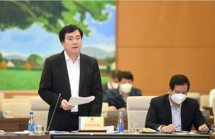 Thứ trưởng Bộ Công thương Nguyễn Sinh Nhật Tân báo cáo giải trình làm rõ các vấn đề Đoàn giám sát quan tâm