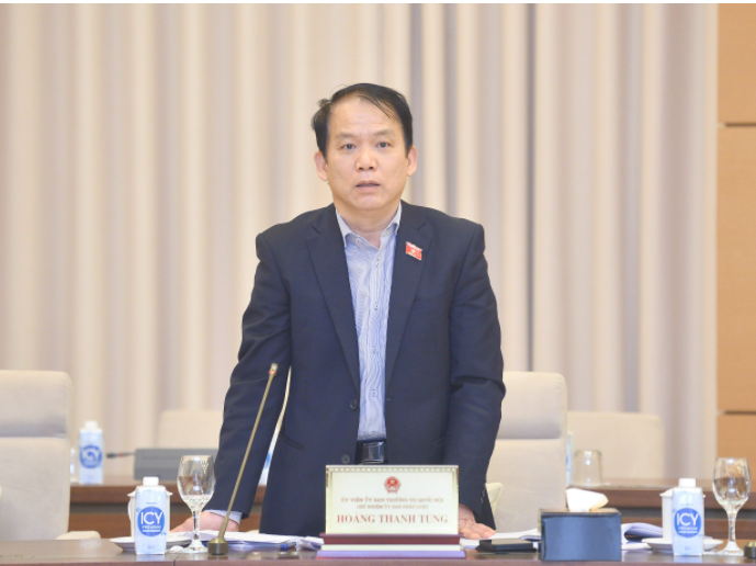 Chủ nhiệm Uỷ ban Pháp luật Hoàng Thanh Tùng phát biểu tại phiên họp