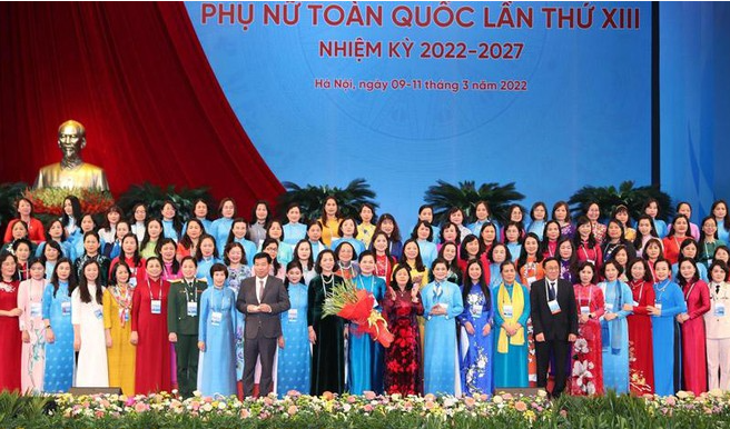 Trưởng ban Dân vận Trung ương Bùi Thị Minh Hoài tặng hoa chúc mừng Ban Chấp hành Trung ương Hội Liên hiệp phụ nữ Việt Nam khóa XIII