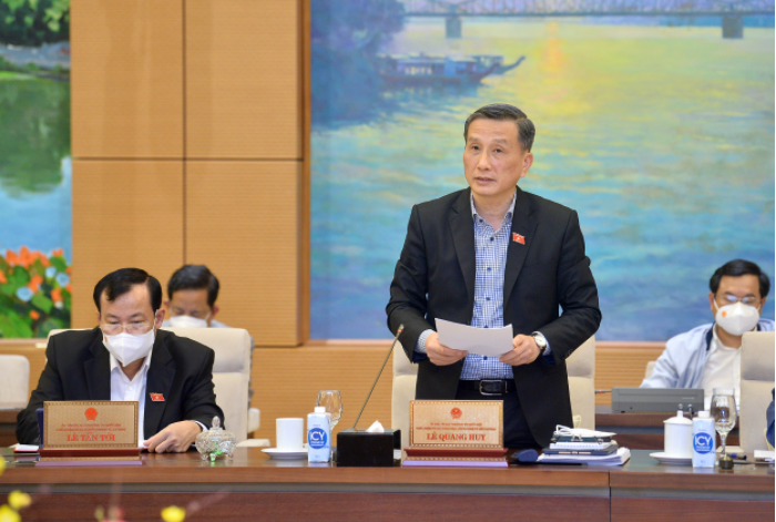 Chủ nhiệm Ủy ban Khoa học, Công nghệ và Môi trường Lê Quang Huy trình bày báo cáo thẩm tra