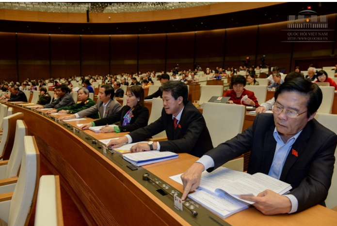 Các đại biểu Quốc hội khóa XIV biểu quyết thông qua Luật Lâm nghiệp