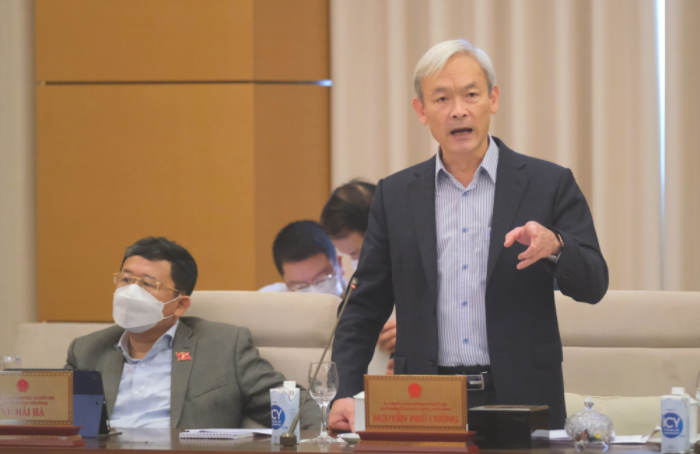 Chủ nhiệm Ủy ban Tài chính - Ngân sách Nguyễn Phú Cường trình bày Báo cáo thẩm tra
