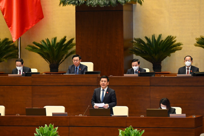 Bộ trưởng Bộ Công Thương Nguyễn Hồng Diên phát biểu tại phiên chất vấn