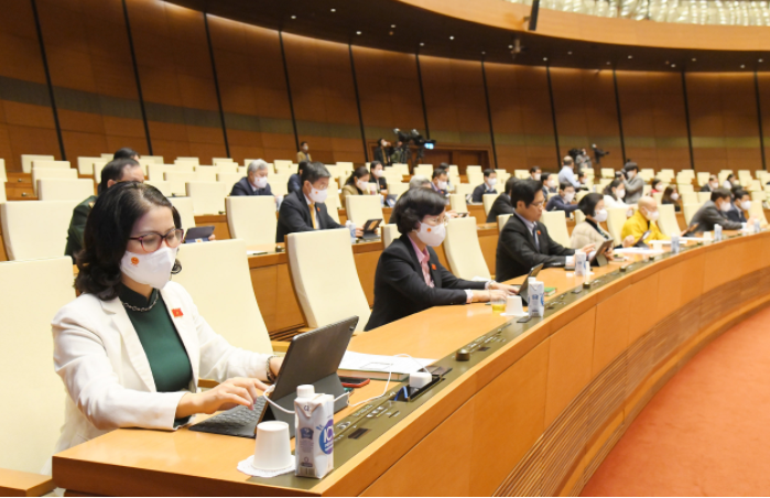 Các đại biểu Quốc hội biểu quyết thông qua Nghị quyết số 43/2022/QH15 tại Kỳ họp bất thường lần thứ nhất