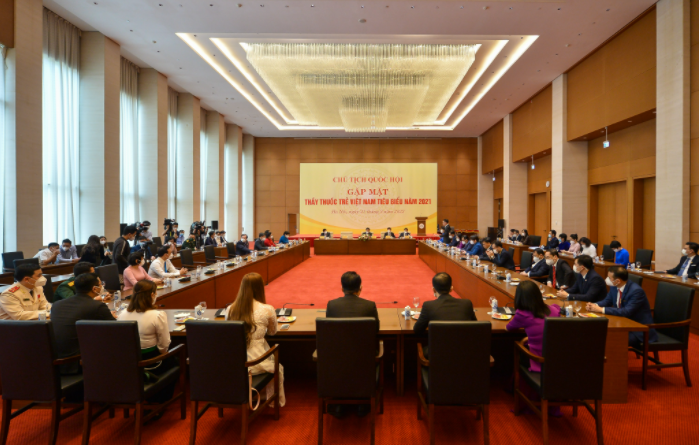 Chủ tịch Quốc hội Vương Đình Huệ gặp mặt các thầy thuốc trẻ Việt Nam tiêu biểu năm 2021