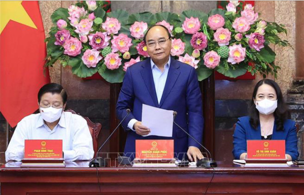 Chủ tịch nhấn mạnh, trong thời gian tới các chuyên gia, Tổ Biên tập cần tiếp tục bám sát những nguyên tắc, định hướng của việc xây dựng và hoàn thiện Nhà nước pháp quyền xã hội chủ nghĩa Việt Nam, đẩy nhanh hơn nữa tiến độ đồng thời đảm bảo tốt chất lượng công việc - Ảnh: TTXVN