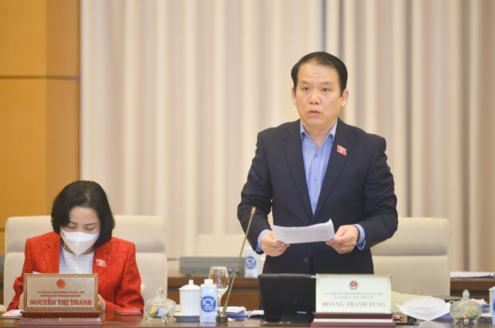 Chủ nhiệm Ủy ban Pháp luật Hoàng Thanh Tùng trình bày Báo cáo thẩm tra