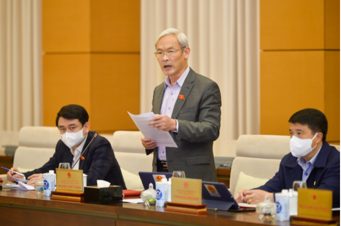 Chủ nhiệm Ủy ban Tài chính, Ngân sách Nguyễn Phú Cường trình bày báo cáo thẩm tra