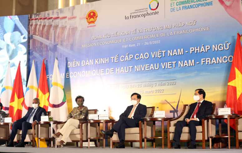 Bộ trưởng Bộ Nông nghiệp và Lương thực Gabon Charles Mve Ella (thứ nhất từ trái qua phải), Tổng Thư ký OIF Louise Mushikiwabo (thứ 2 từ trái qua phải) tham dự Diễn đàn kinh tế cấp cao Việt Nam-Pháp ngữ. Ảnh: VGP